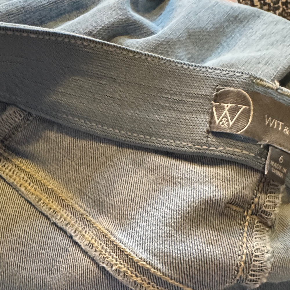 Light Wash Wide Leg Women’s Jeans - Picture 11 of 13